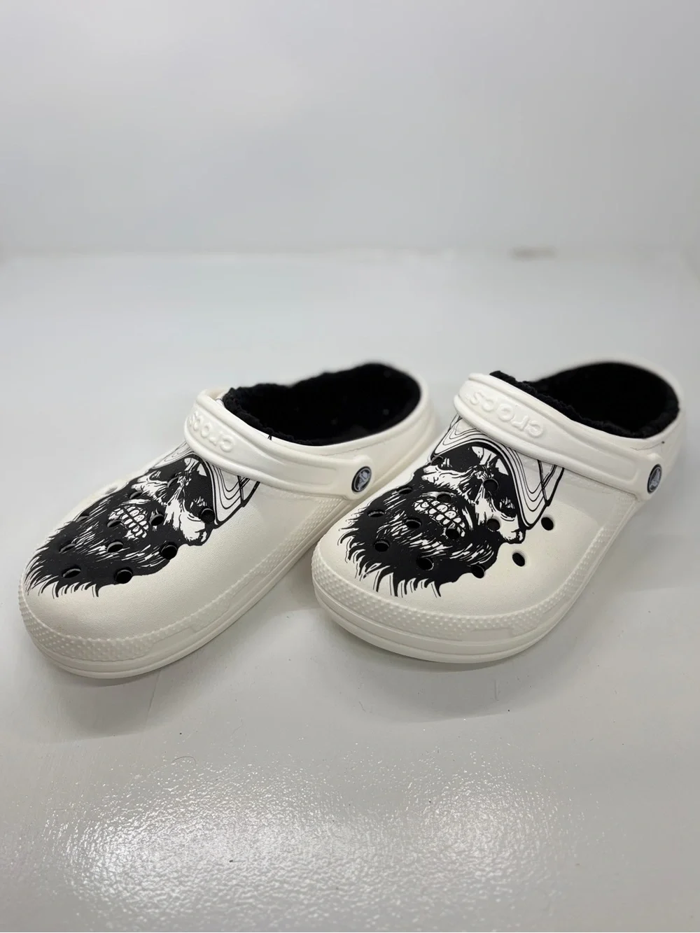 Crocs Classic Lined Skull Graphic Clogs White Black Fur Men’s 7 Women’s 9 EU 40